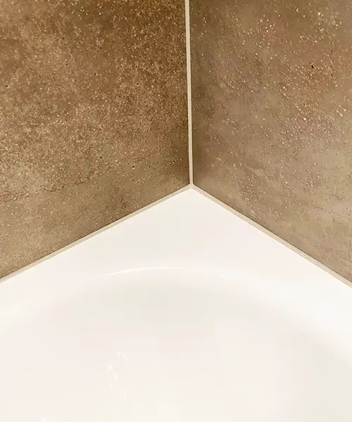 Silikonfugen in der Badecke