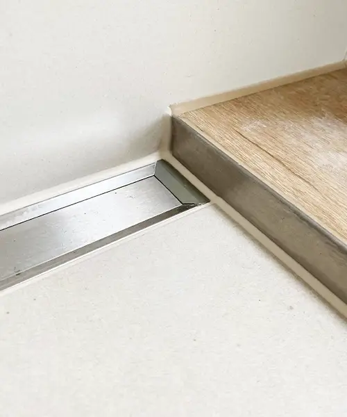 Duschrinnen mit Parkett Silikonfugen